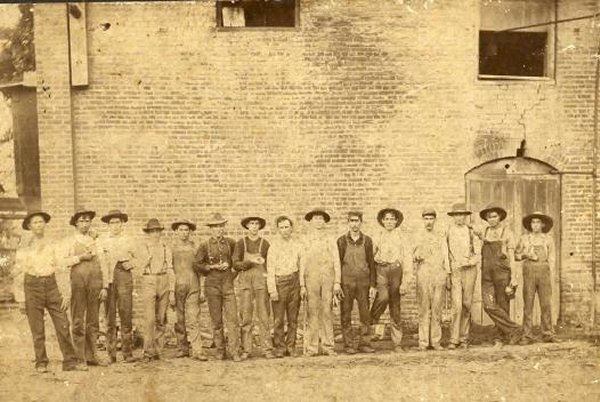 photo of Gattman Mill workers about 1903